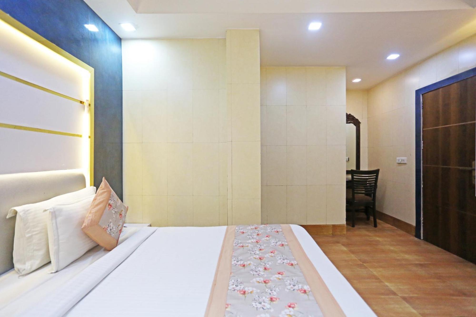 Hotel Preet Palace -5 Mints Walk From Nizamuddin Railway Station Нью-Дели Экстерьер фото