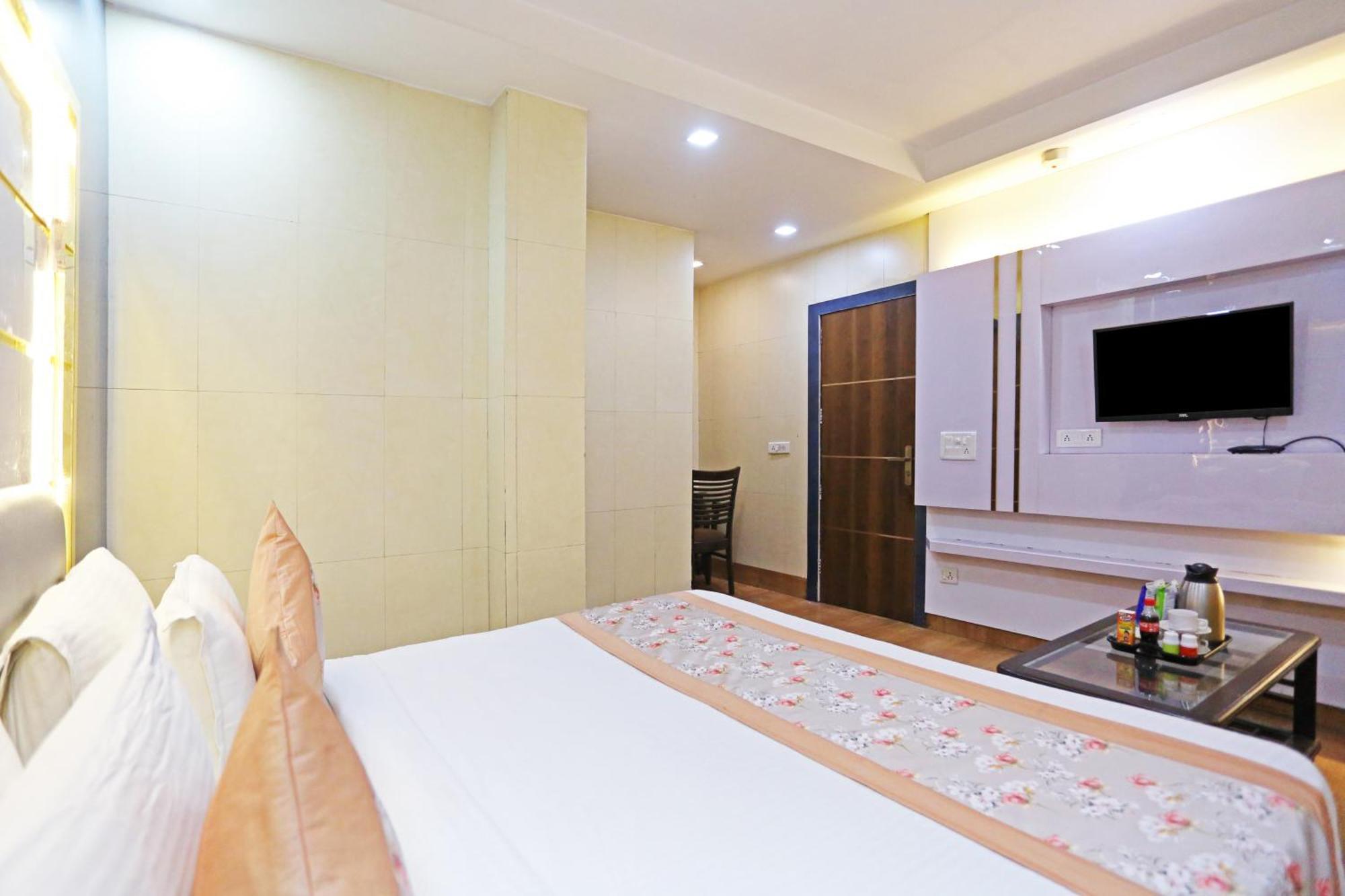 Hotel Preet Palace -5 Mints Walk From Nizamuddin Railway Station Нью-Дели Экстерьер фото