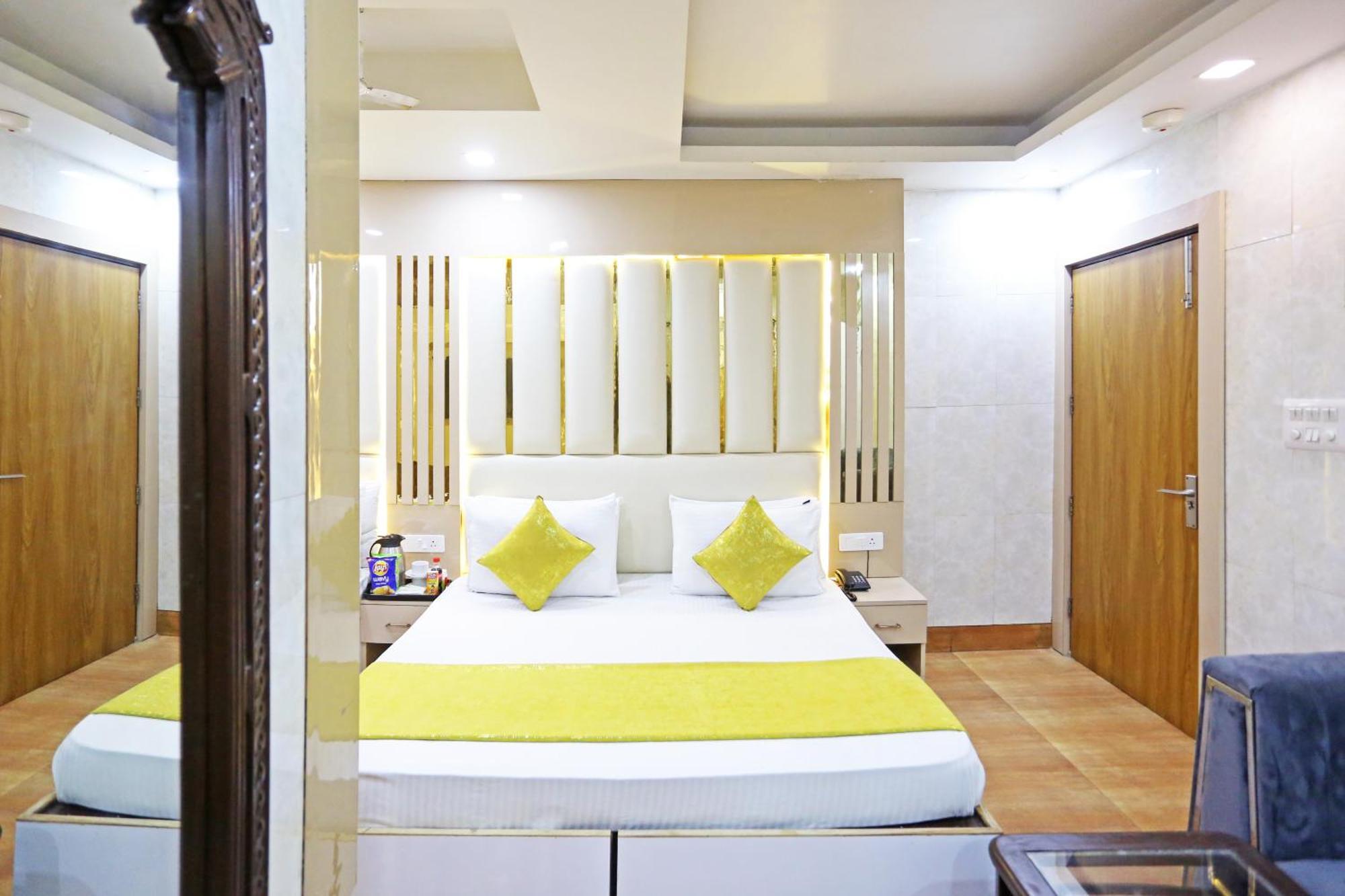 Hotel Preet Palace -5 Mints Walk From Nizamuddin Railway Station Нью-Дели Экстерьер фото